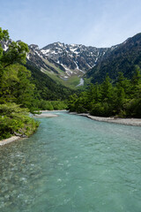 上高地・河童橋の上から見る風景