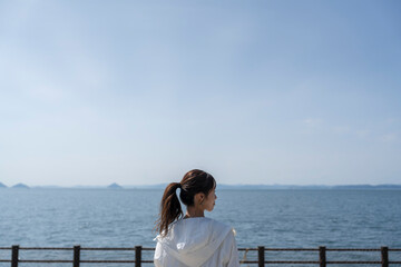 海にいる女性