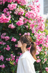 バラ園にいる女性