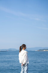 Fototapeta premium 海にいる女性