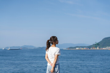 海にいる女性