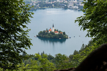 Obraz premium Panoramic view from Lake Bled, beauty heritage in Slovenia. Island with church and castle in the background create a dream setting. View from Ojstrica and Mala Osojnica with the heart-shaped bench.