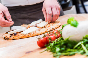 preparazione focaccia pizza