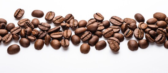 Obraz premium Close up view of coffee beans on a white background with copy space image