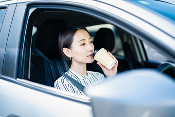 車内で休憩をする女性