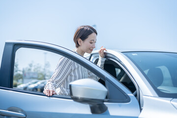 車に乗る女性