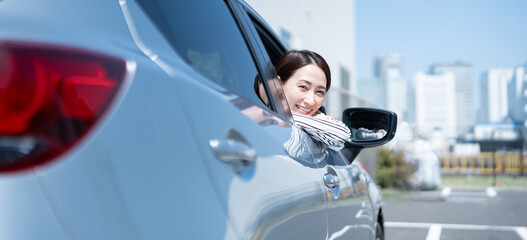運転席から身を乗り出す笑顔の女性