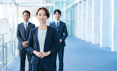 オフィスに立つスーツを着た3人