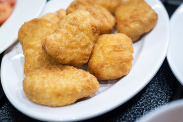 Chicken nuggets is frozen chicken snacks made from selected pure chicken meat. Ready-to-eat snacks, just fry. Contains protein from chicken meat.