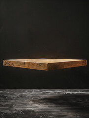 Blat drewniany na czarnym tle z dynamicznym oświetleniem