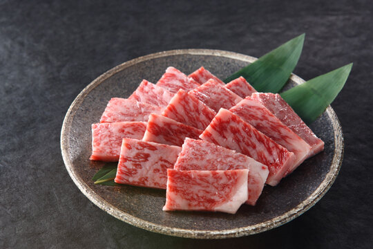 焼肉用和牛ロース肉　黒背景