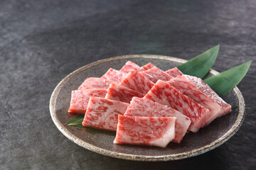 焼肉用和牛ロース肉　黒背景