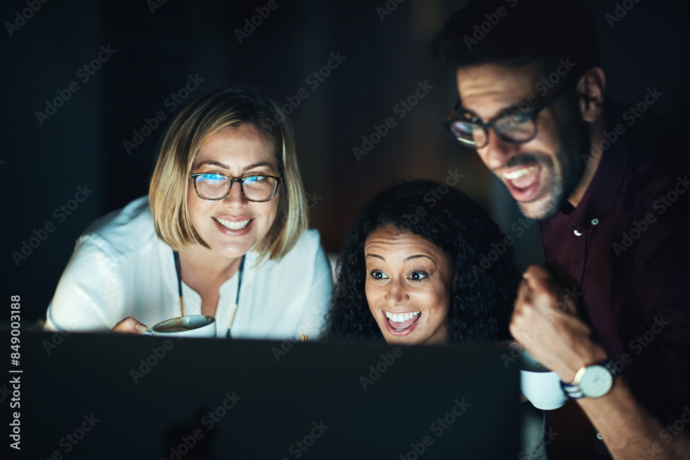 Aufkleber team, success and reading on computer at night for business solution, news and achievement at tech c