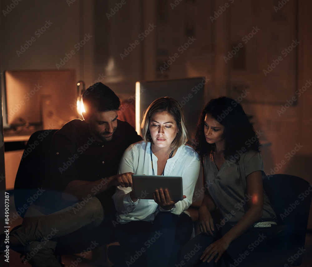 Aufkleber business team, people and tablet at night for collaboration, planning and solution at creative agenc