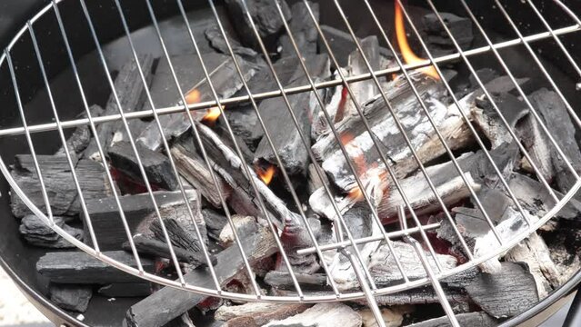 allumage d'un barbecue au charbon e bois