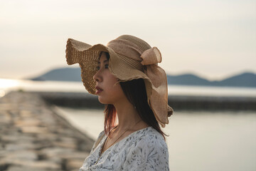 夕暮れの海にいる女性