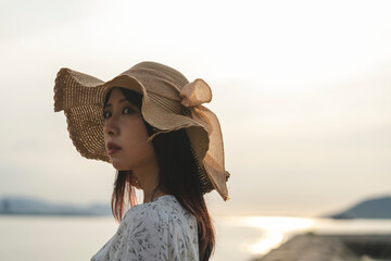 夕暮れの海にいる女性