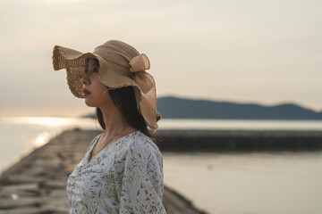 夕暮れの海にいる女性