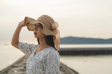 夕暮れの海にいる女性