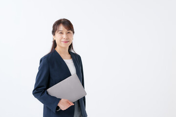 女性　ノートパソコン