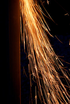 iskry, pomarańczowe iskry, iskry ze szlifierki kątowej podczas cięcia metalu, orange sparks, sparks from the grinder, Sparks from cutting metal of angle grinder, spark from the grinding wheel 