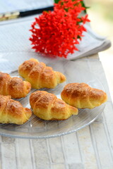Um croissant aportuguesado como croassã ou croassão, é um tipo de viennoiserie de massa folhada em formato de meia-lua, feito de farinha, açúcar, sal, leite, fermento, manteiga e ovo para pincelar.