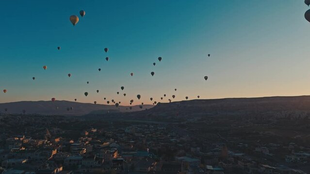 【4Kドローン動画】トルコカッパドキア、朝日に照らされた熱気球	