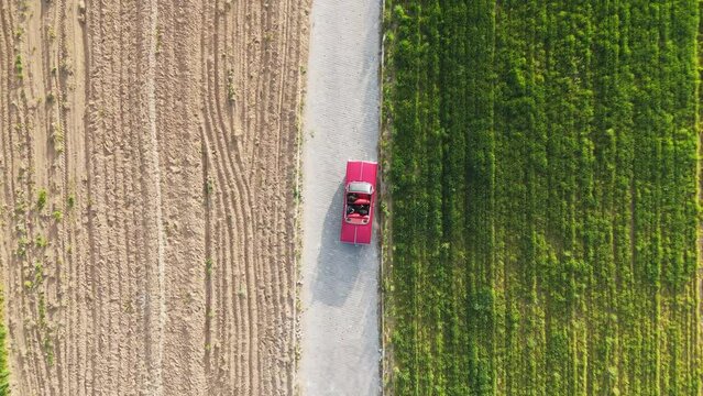 【4Kドローン映像】トルコカッパドキア、大自然を走る赤いクラシックカー