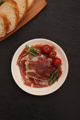 皿に盛り付けられた生ハム