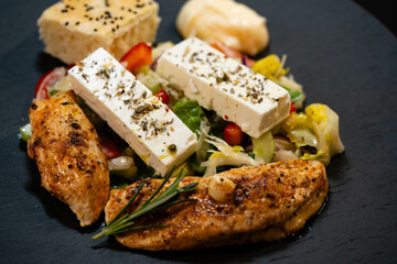 Griechischer Feta Käse mit Kräutern und Gewürzen