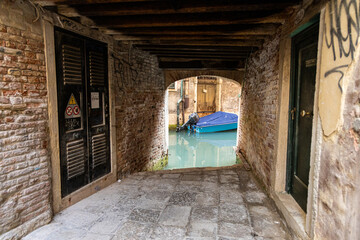 Obraz premium Canal buildings on the watery streets of Venice