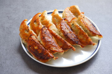 外がパリパリ、中がジューシーな焼きギョウザ	
