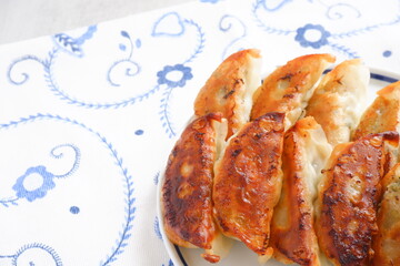 外がパリパリ、中がジューシーな焼きギョウザ	

