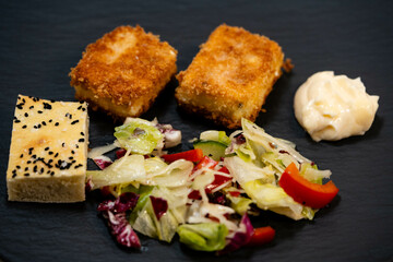 Griechischer Feta Käse mit Kräutern und Gewürzen
