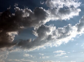 Obraz premium colorful pretty cloudy sky upon city at sunset