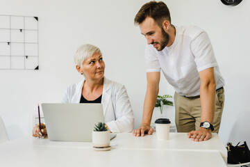 Obraz premium Diverse business team having a meeting in a creative workplace