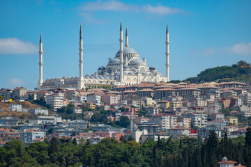 Obraz premium Huge mosque in Istanbul behind anatolian neighborhood