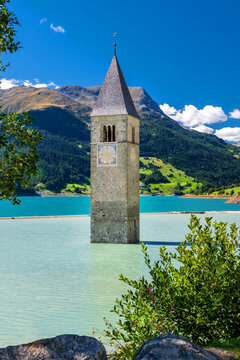 Alter Kirchturm von Graun im Reschensee in S&uuml;dtirol, Italien