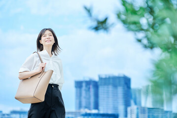 カジュアルな服装で出社する若い女性