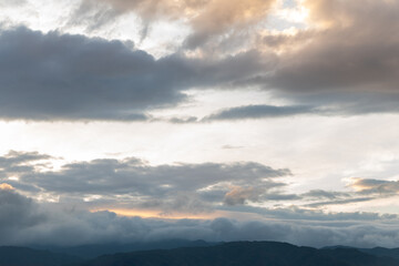 夕暮れ時の空と山