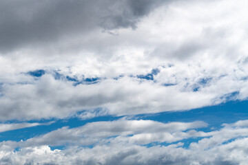 雲の切れ間から覗く青空