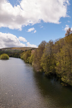 Der Fluss Rio Tera bei Puebla de Sanabria, Provinz Zamora, Kastilien-Le&oacute;n, Spanien gesehen auf dem Pilgerweg Via de la Plata von Sevilla nach Santiago