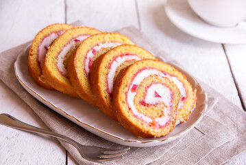Swiss roll with strawberries and cream, homemde dessert