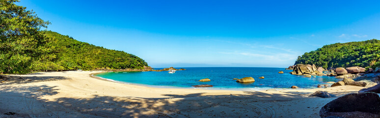 Obraz premium Panoramic image of the paradisiacal beach of Indaiauba on the island of Ilhabela
