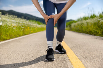 둘레길에서 조깅하는 여성이 관절염으로 아픈 무릎을 쥐고있는 여성과...