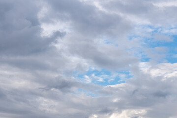 雲の隙間から覗く青空