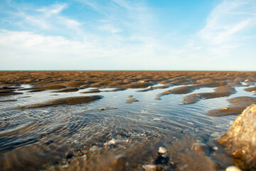 Plage du nord de la France, plage de sable, plage un jour de ciel bleu ensoleillé, horizon