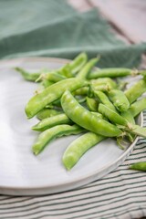 Frische Zuckerschoten zubereiten, Erbsen verarbeiten, Küche frisches Gemüse anrichten
