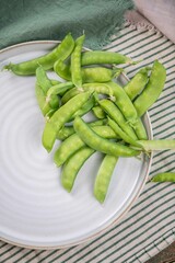 Frische Zuckerschoten zubereiten, Erbsen verarbeiten, Küche frisches Gemüse anrichten
