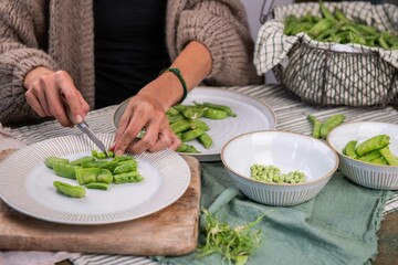 Frische Zuckerschoten zubereiten, Erbsen verarbeiten, Küche frisches Gemüse anrichten